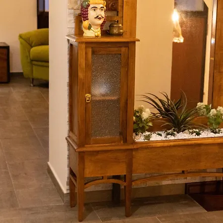 Gran Caffe Bed לינה וארוחת בוקר קסטרווילארי